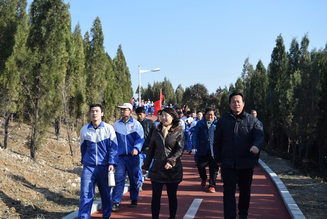 我校舉行“相約四寶山 師生健步走”活動(dòng)