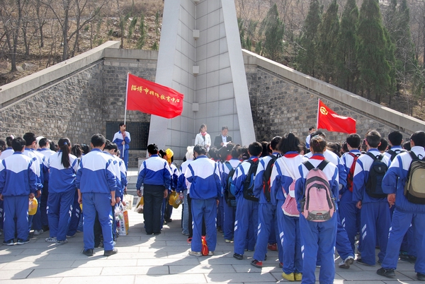 淄博市特教中心開展清明節(jié)掃墓活動